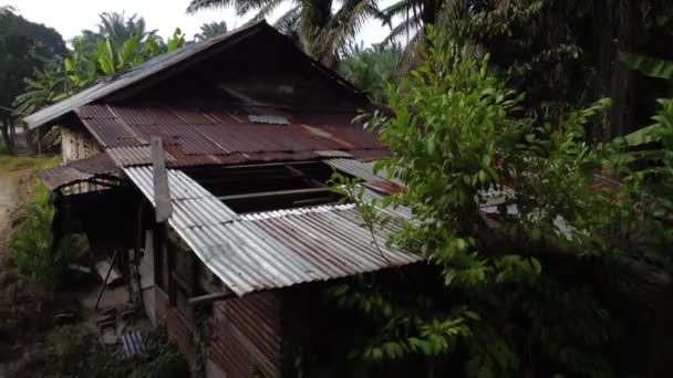 Uma Casa Madeira Abandonada Com Telhado Zinco Corroído — Vídeo de Stock