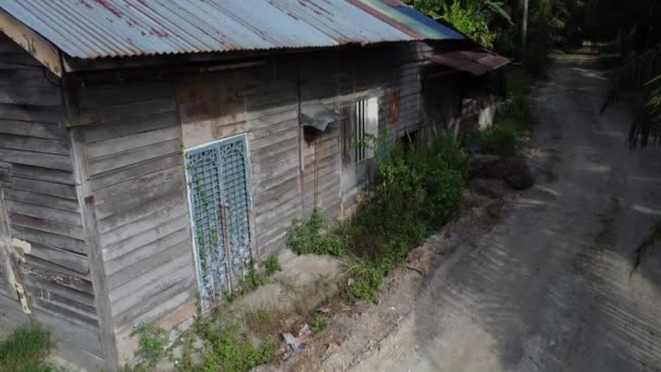 Uma Casa Madeira Abandonada Com Telhado Zinco Corroído — Vídeo de Stock