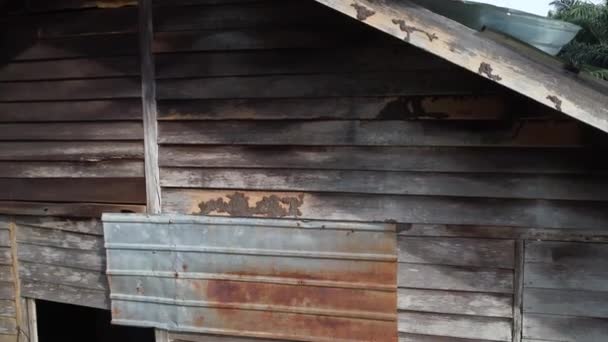 Une Maison Bois Abandonnée Avec Toit Zinc Corrodé — Video