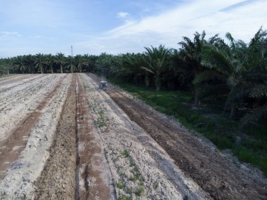 Traktörün boş araziyi sürdüğü hava sahnesi.