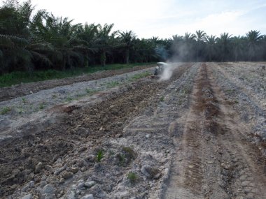 Traktörün boş araziyi sürdüğü hava sahnesi.