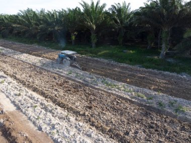 Traktörün boş araziyi sürdüğü hava sahnesi.