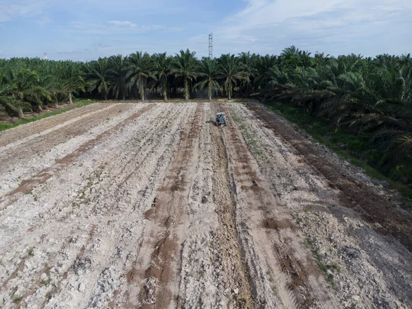 Luchtfoto Van Trekker Die Onbebouwde Grond Ploegt — Stockfoto