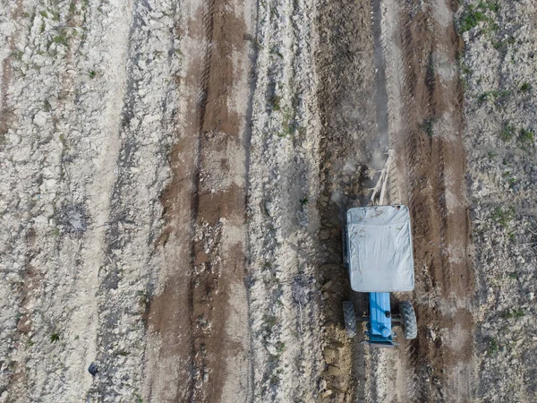 拖拉机犁地的空中场景 — 图库照片