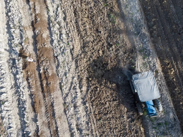 拖拉机犁地的空中场景 — 图库照片
