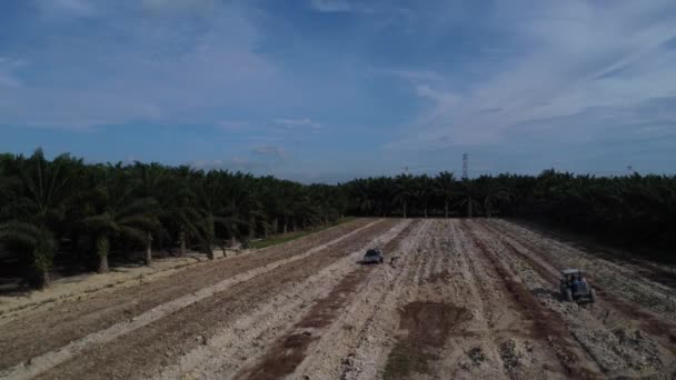 Adegan Udara Traktor Membajak Tanah Kosong — Stok Video