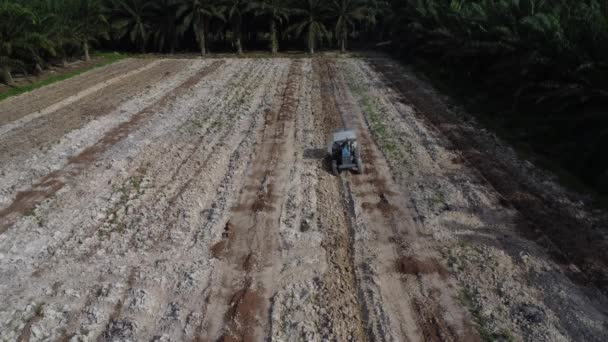 Adegan Udara Traktor Membajak Tanah Kosong — Stok Video