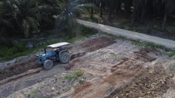 Perak Maleisië Mei 2022 Luchtfoto Van Trekker Die Braakliggende Landbouwgrond — Stockvideo