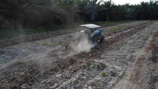 Perak Malaysia Maj 2022 Flygplatsen Traktorn Plogar Den Tomma Jordbruksmarken — Stockvideo