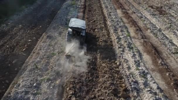 马来西亚 波拉克 2022年5月26日 在Kampong Koh私人种植园 拖拉机在空中为棕榈油耕作开垦空旷的农田 — 图库视频影像