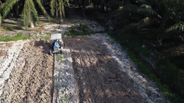 Perak Maleisië Mei 2022 Luchtfoto Van Trekker Die Braakliggende Landbouwgrond — Stockvideo