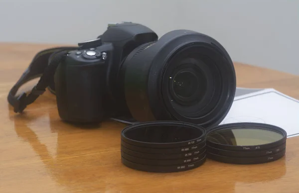 様々なレンズフィルターを搭載した赤外線写真用の未知のブランド変換カメラ — ストック写真