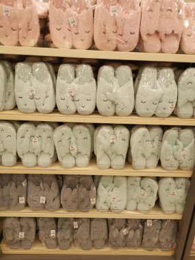 Perak, Malezya. 30 Haziran 2022: Yatak odası terliğinin çeşitleri Aeon Alışveriş Süpermarketi Sri Manjung 'da sergilenmek üzere çift olarak paketlendi.