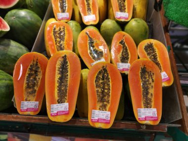 Perak, Malezya. 30 Haziran 2022: Olgun papaya ikiye bölündü ve Aeon Alışveriş Süpermarketi Sri Manjung 'da sergilenmek üzere paketlendi.