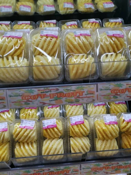 말레이시아 2020 파인애플을 껍질을 벗기고 포장하여 Aeon Shopping Supermarket Sri — 스톡 사진