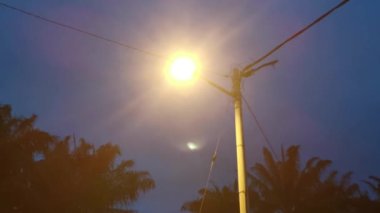 Gece caddesini aydınlatan konut lambası direği