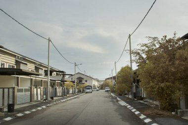 Banliyödeki konutun etrafındaki yeşilliklerin kızılötesi görüntüsü