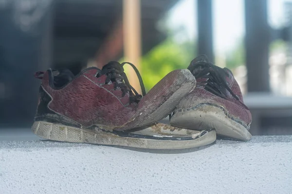 Worn Out Sneaker Left Concrete Pillar Front Porch — Stockfoto