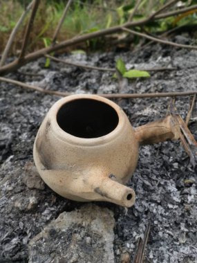 Çinin baharatlı bitkisel ilaçları. Kirli çöplükte su ısıtıcısı..