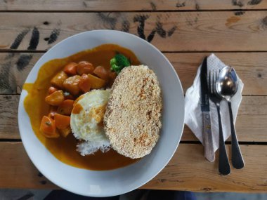 Bir tabak vejetaryen körili tavuk pilavı..