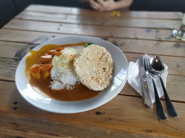 Bir tabak vejetaryen körili tavuk pilavı..