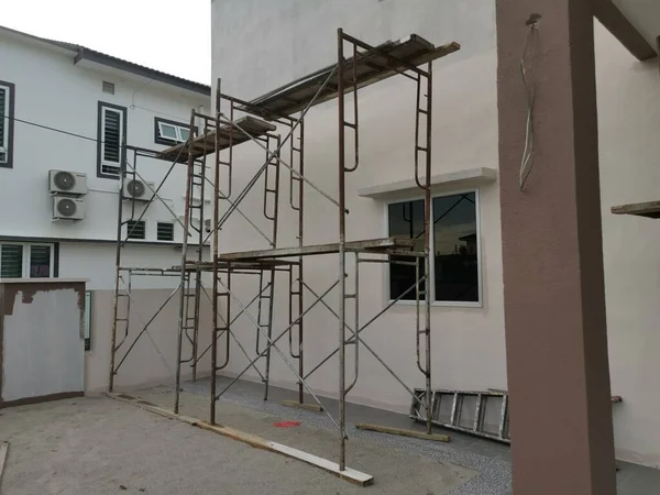 Construção Scaffold Escada Empilhada Fora Casa Concreto — Fotografia de Stock
