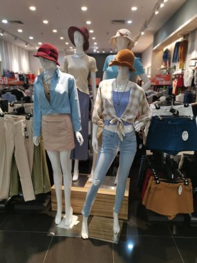 Perak, Malezya. 21 Temmuz 2022: Manken tarafından giyilen çeşitli tasarımcıların kıyafetleri Aeon Alışveriş Merkezi Sri Manjung 'da sergileniyor.