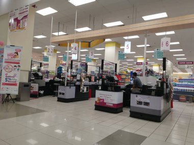Perak, Malezya. 21 Temmuz 2022: Aeon Sri Manjung Süpermarketindeki kasiyer gişesi civarındaki işlem kontrol sahnesi.