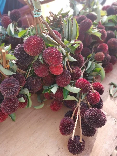 Several Tied Bunch Nephelium Fruits Sale — Photo