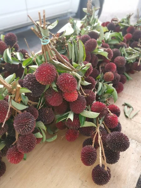 Several Tied Bunch Nephelium Fruits Sale — Foto de Stock