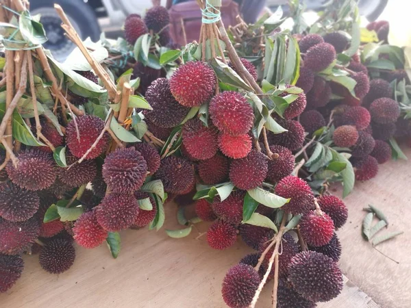 Several Tied Bunch Nephelium Fruits Sale — Foto de Stock