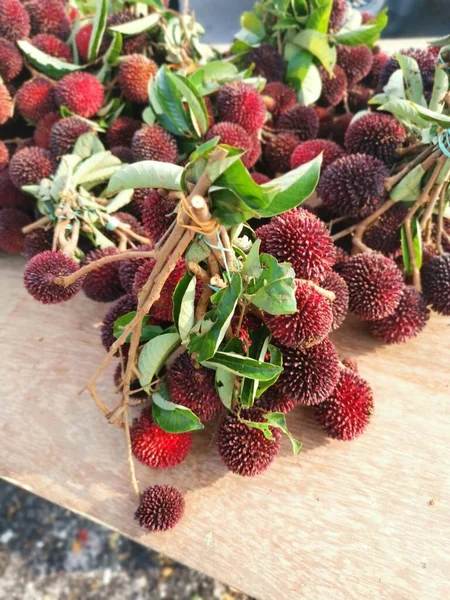 Several Tied Bunch Nephelium Fruits Sale — Foto de Stock