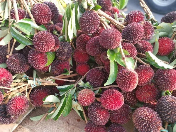 Several Tied Bunch Nephelium Fruits Sale — Zdjęcie stockowe