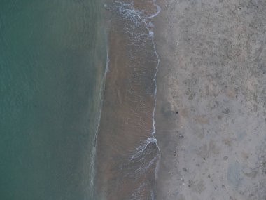 Hava manzarası kıyı şeridine bakıyor.