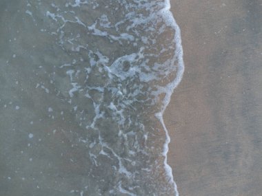 Hava manzarası kıyı şeridine bakıyor.