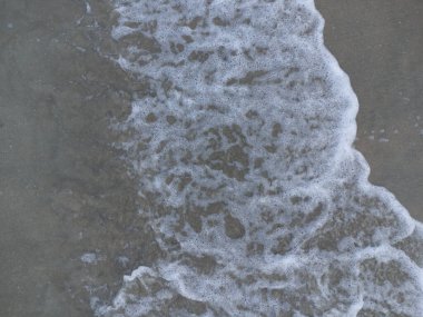 Hava manzarası kıyı şeridine bakıyor.