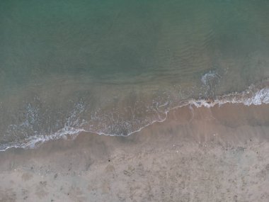 Hava manzarası kıyı şeridine bakıyor.