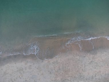 Hava manzarası kıyı şeridine bakıyor.