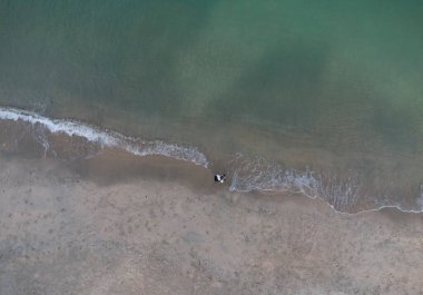 Hava manzarası kıyı şeridine bakıyor.