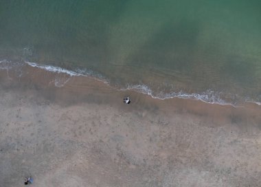 Hava manzarası kıyı şeridine bakıyor.
