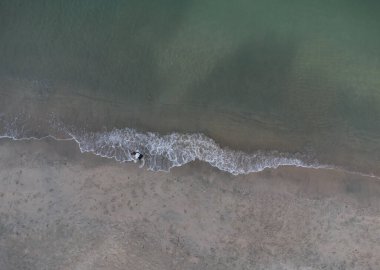 Hava manzarası kıyı şeridine bakıyor.