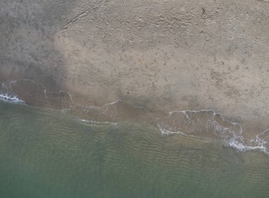 Hava manzarası kıyı şeridine bakıyor.