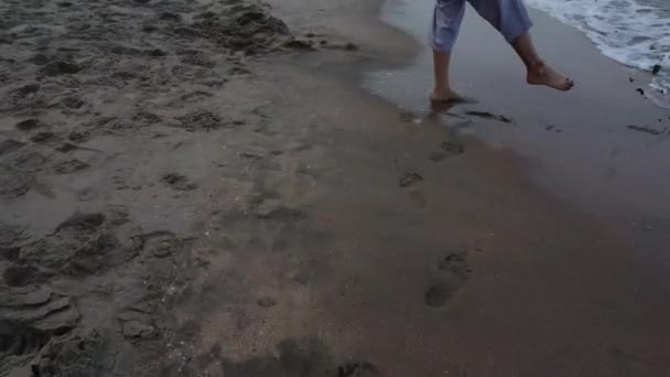 Unrecognizable Lady Barefooted Strolling Beach — Stockvideo