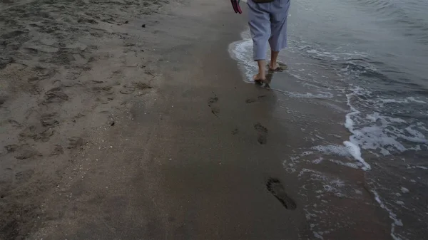 Unrecognizable Lady Barefooted Strolling Beach — Stockfoto