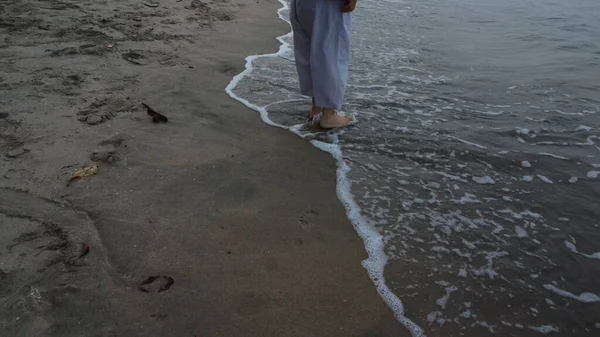 Unrecognizable Lady Barefooted Strolling Beach — Stok fotoğraf