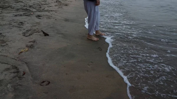 Unrecognizable Lady Barefooted Strolling Beach — 图库照片