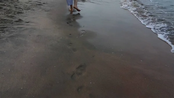 Unrecognizable Lady Barefooted Strolling Beach — стоковое фото