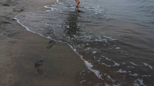 Nierozpoznawalna Kobieta Bosaka Spacerująca Plaży — Zdjęcie stockowe