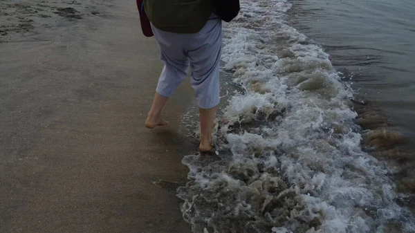 Unrecognizable Lady Barefooted Strolling Beach — Photo