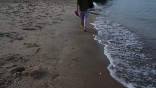 Barfüßige Dame Die Strand Entlangschlendert — Stockfoto